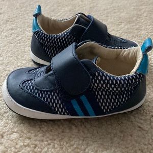 Robeez walker shoes size 12-18 months.